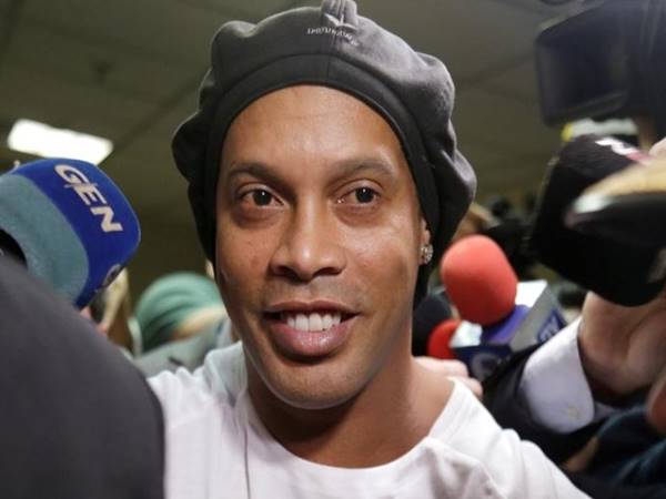 Ronaldinho kiếm bộn tiền nhờ đá bóng biểu diễn
