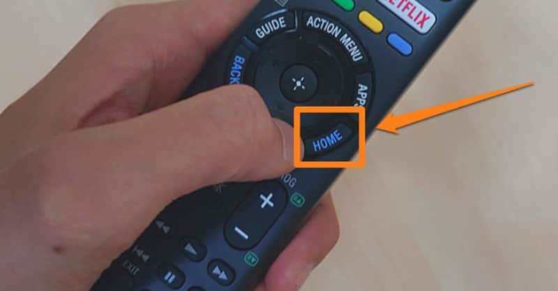 Sử dụng điều khiển TV, nhấn nút "HOME" để trở về giao diện chính của TV.