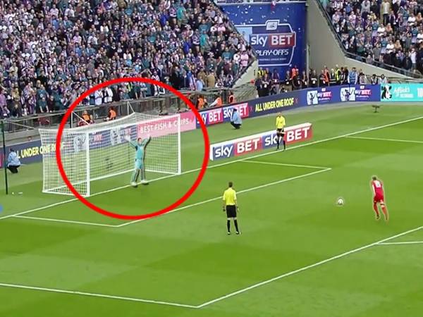 Đá penalty có được đá bồi không theo quy định FIFA?