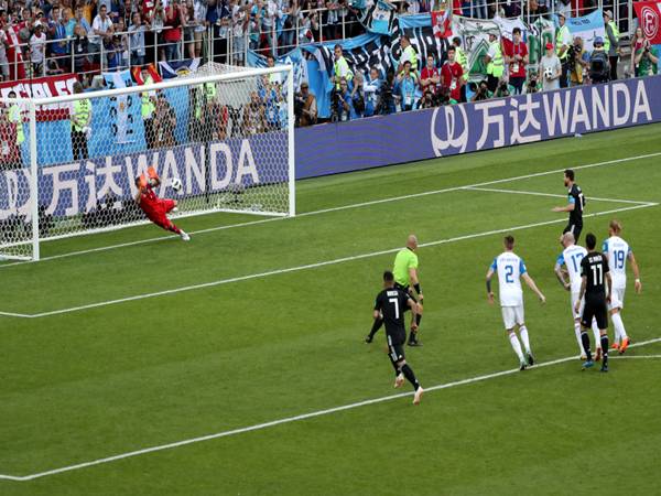 Luật bắt penalty của thủ môn và chiến thuật cản phá