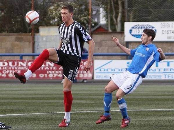 Những ưu nhược điểm của cầu thủ bóng đá cao nhất thế giới khi thi đấu