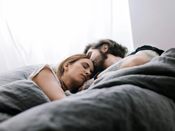 Ngủ mơ thấy mình quan hệ với người lạ có điềm báo gì?