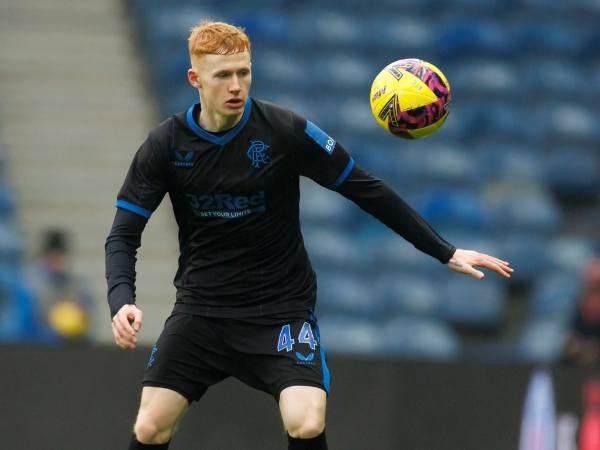 Ayr United Săn Hậu Vệ Adam Devine Dưới Thời Scott Brown