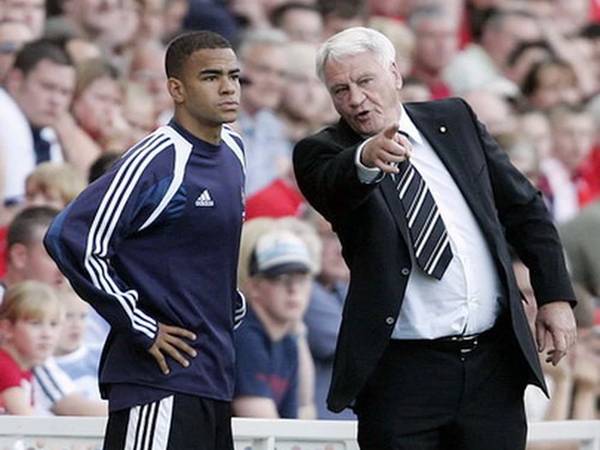 Bobby Robson là huấn luyện viên Anh nổi tiếng